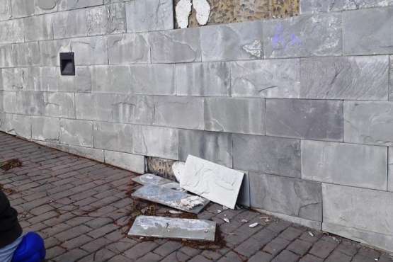 Peligro en un parque de San Antonio por la caída de plaquetas (Foto TA)